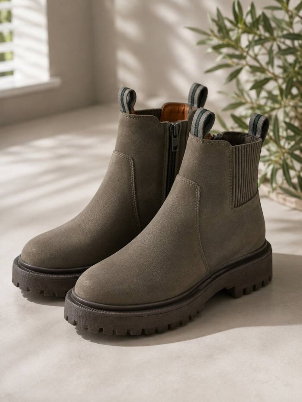 Madewell Olive Gray Nubuck Chelsea Ankle Boots Lug Sole Women's Size 8